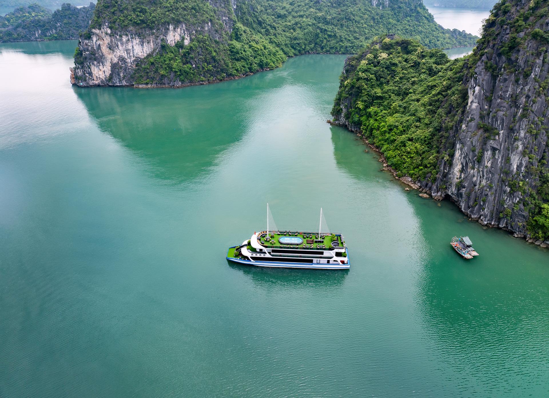 HA LONG BAY WITH LUXURY DRAGON CRUISE (FULL DAY)